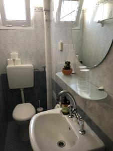 A bathroom at Platanos Rooms