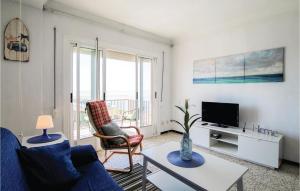 サンタ・ポラにあるAwesome Apartment In Santa Pola With House Sea Viewのリビングルーム(ソファ、テレビ付)