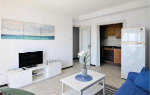 サンタ・ポラにあるAwesome Apartment In Santa Pola With House Sea Viewのリビングルーム(テレビ、テーブル付)