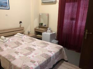 A bed or beds in a room at Platanos Rooms
