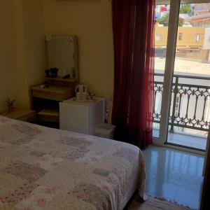 A bed or beds in a room at Platanos Rooms