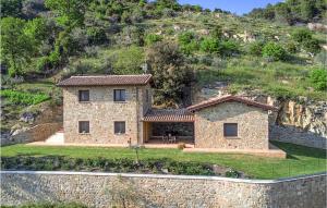 Gualdo CattaneoにあるLovely Home In Gualdo Cattaneoの山側石造りの家