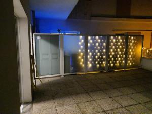 una habitación con una valla con luces. en Entier beau 3pièces avec terrasse de 60m2 pour 7personnes en Châtenay-Malabry