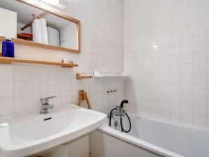 ein weißes Badezimmer mit einem Waschbecken und einer Badewanne in der Unterkunft Appartement Viey, 3 pièces, 7 personnes - FR-1-402-120 in Viey