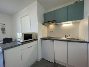 Zdjęcie z galerii obiektu Appartement 2 pièces avec balcon, proche gare et commerces, parking privé, ménage inclus, La Rochelle - FR-1-246-637 w La Rochelle