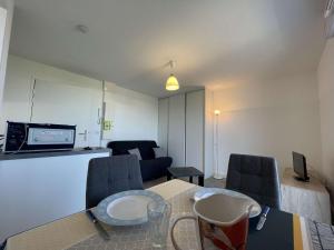 Zdjęcie z galerii obiektu Appartement 2 pièces avec balcon, proche gare et commerces, parking privé, ménage inclus, La Rochelle - FR-1-246-637 w La Rochelle