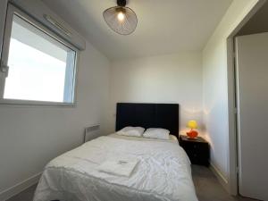 Zdjęcie z galerii obiektu Appartement 2 pièces avec balcon, proche gare et commerces, parking privé, ménage inclus, La Rochelle - FR-1-246-637 w La Rochelle +5 zdjęć