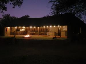 una casa iluminada por la noche con luces en Masorini Bush Lodge & Safari Tents, en Phalaborwa