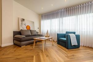 Χώρος καθιστικού στο Triple A - 3 Squares - FREE Parking!