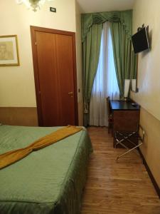 A television and/or entertainment centre at Atlantide Hotel