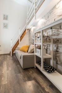 - une chambre avec un lit dans une pièce avec des escaliers dans l'établissement Katarina Apartment Blaha Square, à Budapest