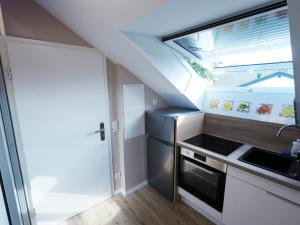 Köök või kööginurk majutusasutuses -Neubau- 30qm Dach-Apartment