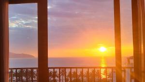 vista sul tramonto da un balcone del condominio di Alani Sea View Hotel a Da Nang