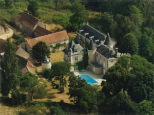 eine Luftansicht eines großen Anwesens mit einem Haus in der Unterkunft Saint Victor La Grand' Maison in Ingrandes