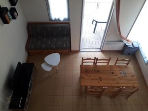 an overhead view of a room with a table and chairs at Chalet sur bord de l'eau in Nontron