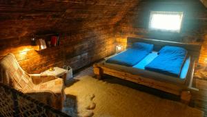 um quarto no sótão com uma cama e uma janela em Organicle Lodge em Sîncrăieni