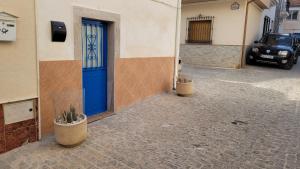 uma porta azul do lado de um edifício em VILLA HISPANO-BRASILEÑA SALAR 2 em Salar