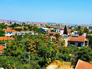Blick auf eine Stadt mit Bäumen und Gebäuden in der Unterkunft BALI SUITES 202 in Larnaka