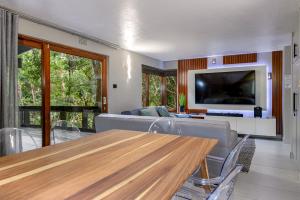 uma sala de estar com um sofá e uma mesa em San Lameer Villa 3212 - 4 Bedroom Superior - 8 pax - San Lameer Rental Agency em Southbroom