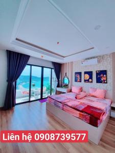 um quarto com uma cama e vista para o oceano em Căn Hộ TMS 28 Nguyễn Huệ - Xuan Phuong House em Quy Nhon