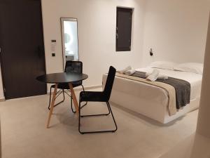 Postel nebo postele na pokoji v ubytování myLithos Suites + 37 fotografií