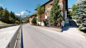 una strada vuota di fronte a un edificio di Splendid modern studio in the heart of Zermatt a Zermatt