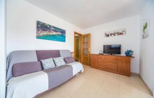 um quarto com uma cama e uma televisão de ecrã plano em Apartamento de 3 dormitorios, 1º línea de playa en Marina d´Or em Oropesa del Mar
