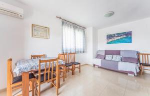 sala de estar con mesa de comedor y sofá en Apartamento de 3 dormitorios, 1º línea de playa en Marina d´Or, en Oropesa del Mar