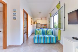 een woonkamer met een bank en een keuken bij Unifamiliare Isola D'elba in Porto Azzurro