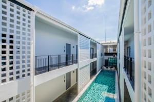 Bazén v ubytování The Rubber Hotel Phuket nebo v jeho okolí