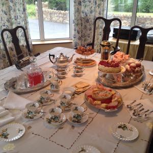 une table recouverte de assiettes et de bols de nourriture dans l'établissement White Hill Country House B&B, à Castleblayney