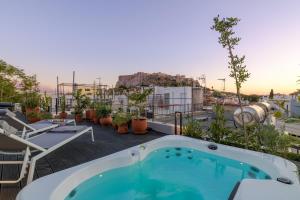 bañera de hidromasaje en la azotea de un edificio en Meno Suite with Private Terrace - Jaccuzzi, Acropolis View en Athens