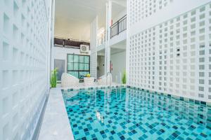 Bazén v ubytování The Rubber Hotel Phuket nebo v jeho okolí