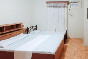 Postel nebo postele na pokoji v ubytování RedDoorz @ Plaza La Paz Iloilo City
