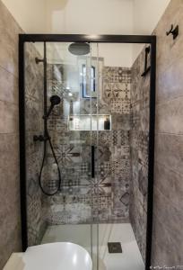 a shower with a glass door in a bathroom at Chiaro di Luna - Casa Vacanze in Rome