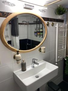 uma casa de banho com um lavatório e um espelho em Liberty Home em Tessalônica