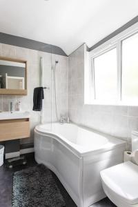 La salle de bains est pourvue d'une baignoire, de toilettes et d'un lavabo. dans l'établissement Afan Forest House - Private doubles or Twin options! Perfect for Contractors!, à Port Talbot