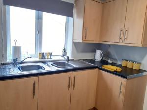 Kuchyňa alebo kuchynka v ubytovaní Swansea Townhouse Perfect for contractors Private double rooms