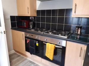 Кухня или мини-кухня в Swansea Townhouse Perfect for contractors Private double rooms
