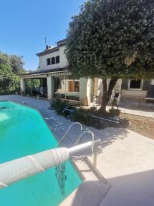 ein Pool vor einem Haus in der Unterkunft Villa avec piscine et jacuzzi en bordure de forêt in Roquefort-les-Pins