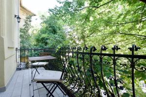 - Balcón con mesa y sillas en una valla en Premium Apartment by Hi5 - Lendvay Palace en Budapest