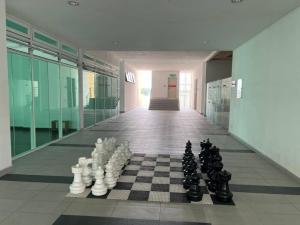 een schaakbord op de vloer van een gebouw bij D'Festivo Residences in Ipoh