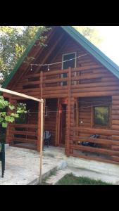 uma grande cabana de madeira com um telhado de gambrel em Charming wooden house in Ada Bojana em Donji Stoj