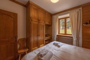 a bedroom with a bed with two towels on it at Casa Scoiattolo in Cortina dʼAmpezzo