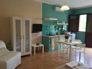 a living room with a table and a kitchen at Le Terrazze Su Fraginesi in Castellammare del Golfo +65 photos