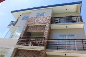 um prédio alto e branco com varandas em Aqua Travel Lodge em El Nido