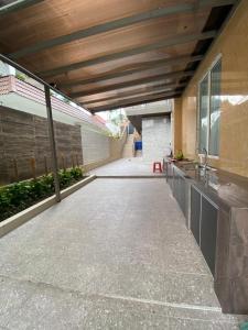 een lege binnenplaats van een gebouw met een betonnen vloer bij Villa Ad Homestay in Ampang
