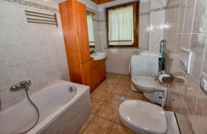 Koupelna v ubytování Albergo Diffuso Dolomiti