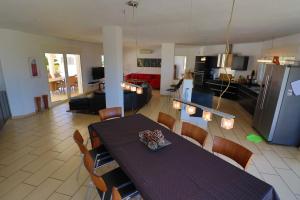 Η κουζίνα ή μικρή κουζίνα στο Luxurious villa in the sun