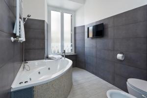 Koupelna v ubytování Aeterna Rooms Collection GuestHouse + 31 fotografií